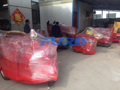 福瑞得機(jī)械座駕壓路機(jī)、大容量灌縫機(jī)，小型灌縫機(jī)包裝完畢準(zhǔn)備發(fā)貨