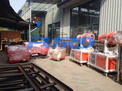 福瑞得機(jī)械壓路機(jī)、二次結(jié)構(gòu)澆注機(jī)、霧炮準(zhǔn)備發(fā)貨