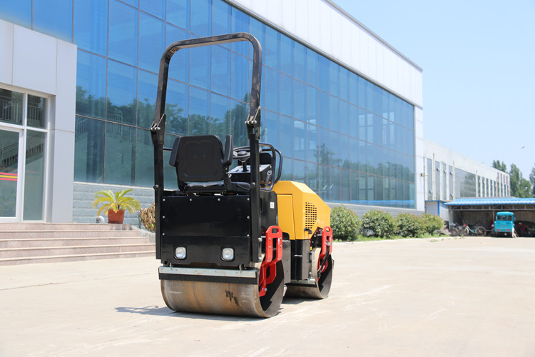 小型振動(dòng)壓路機(jī)，只使用不保養(yǎng)也是萬(wàn)萬(wàn)行不通的